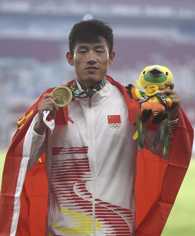 -肯尼亚田径名将登上领奖台，领奖金牌