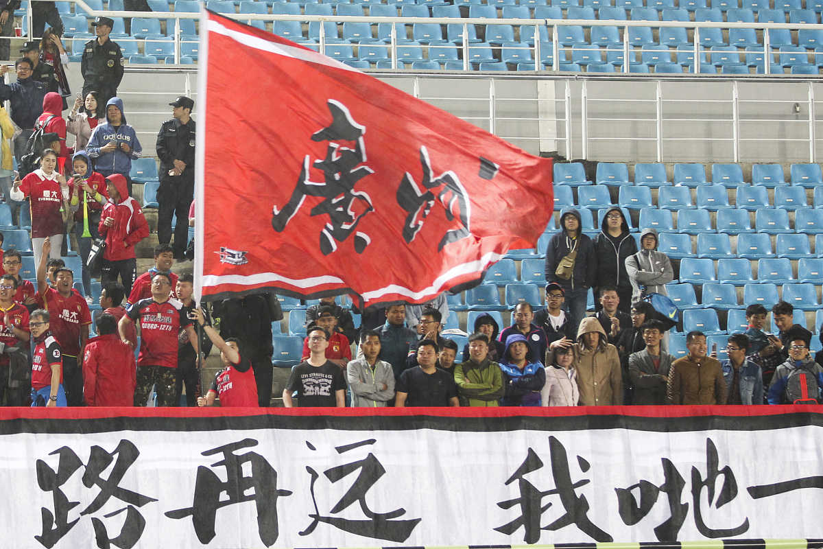 关于球队士气低落，正积极备战下一轮比赛的信息
