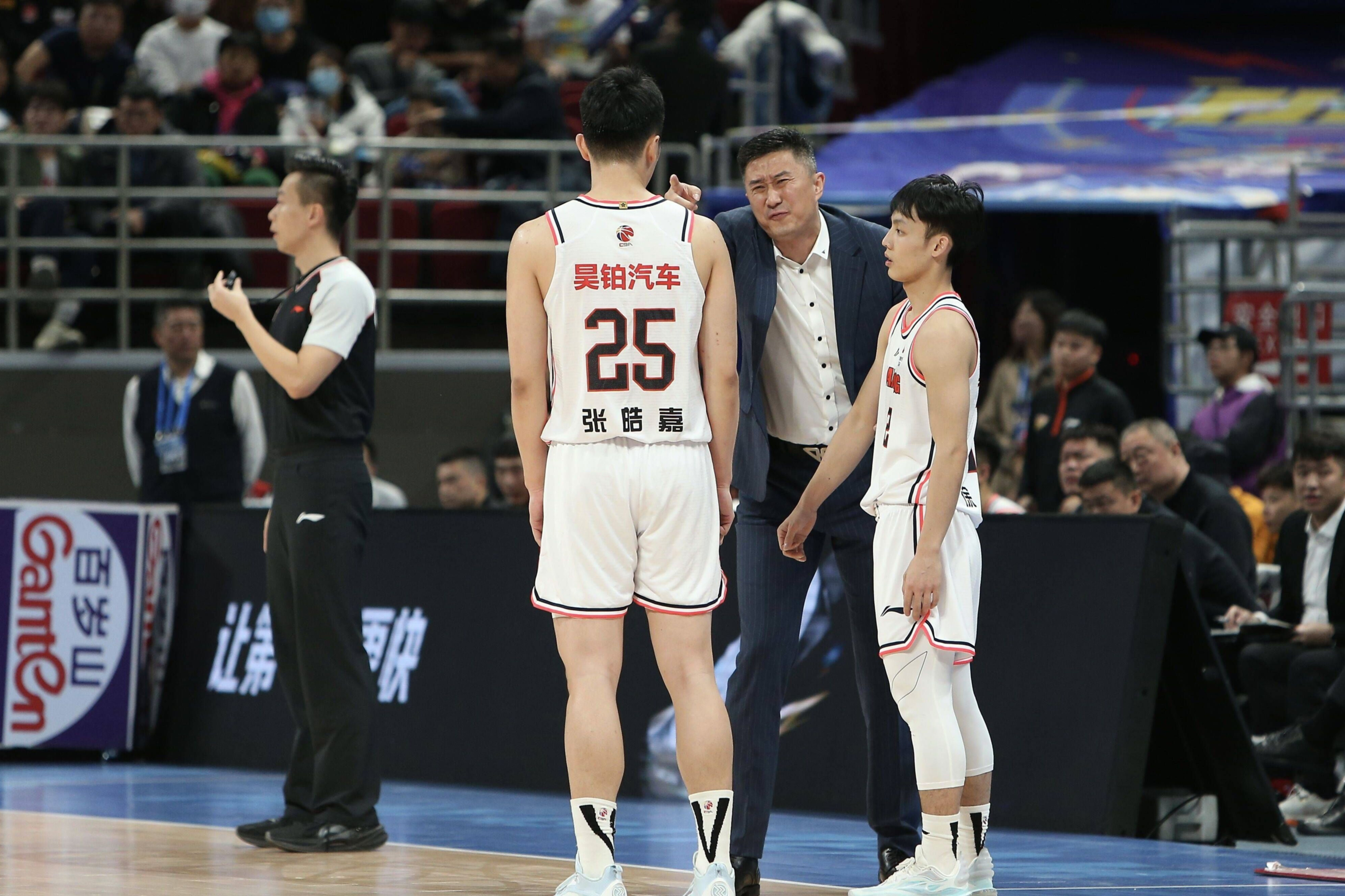 包含无畏挑战：球队面对强劲对手准备迎战的词条