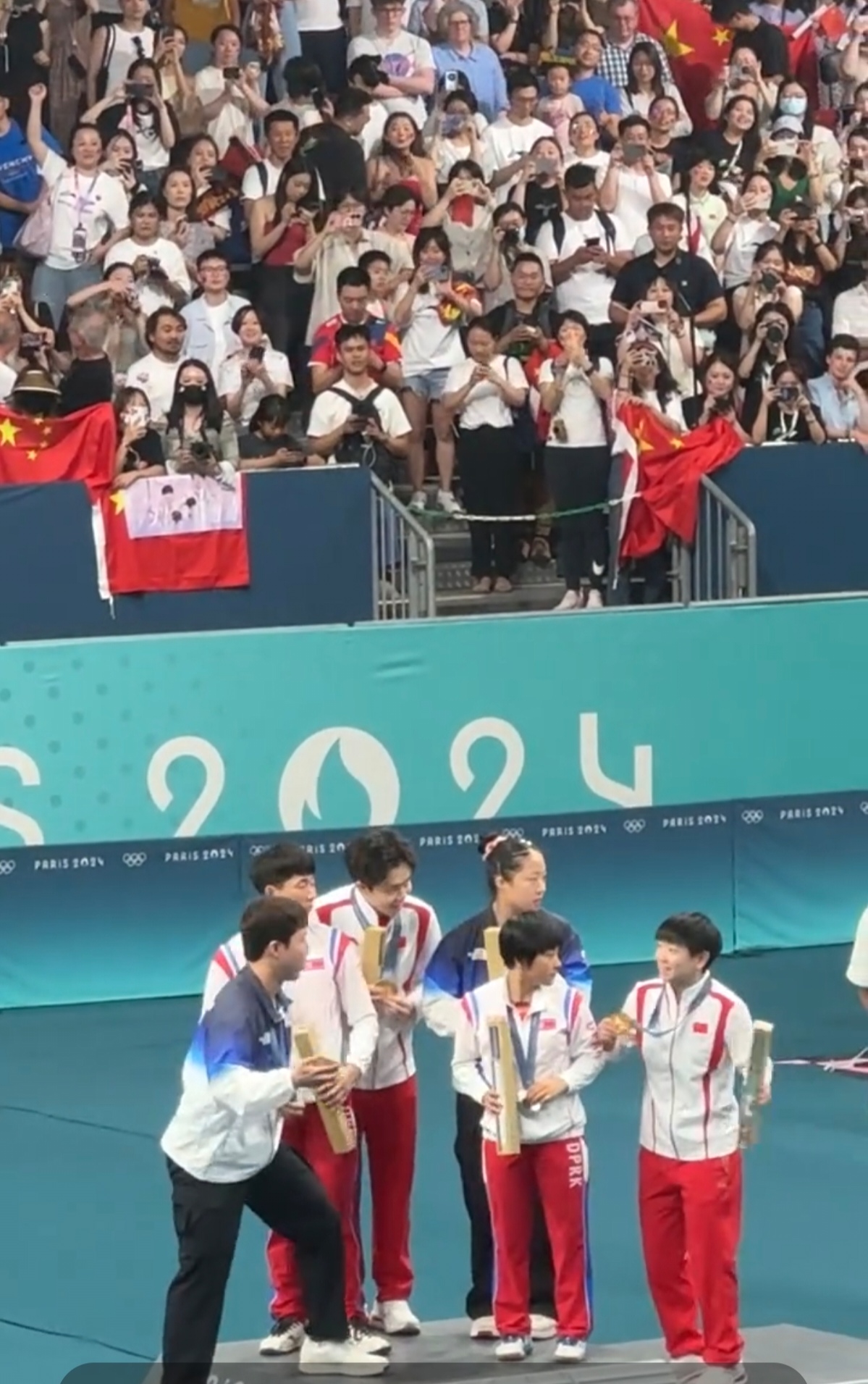 球队在赛场上呈现出完美配合和默契
