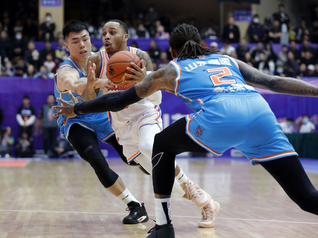 新疆客场大胜青岛，保持领先优势的简单介绍